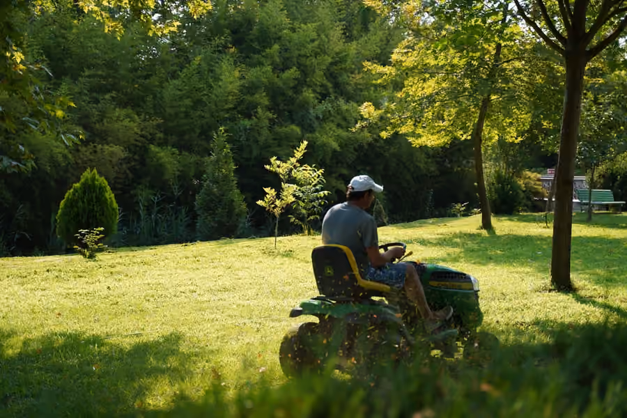 Paysagiste au travail, photographie d’illustration